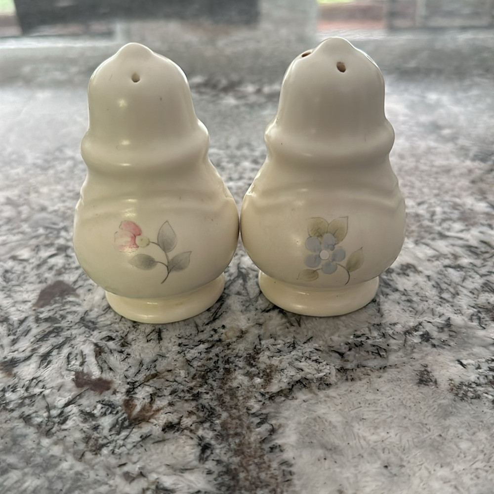 Pfaltzgraff Tea Rose salt & pepper shakers 2/$20